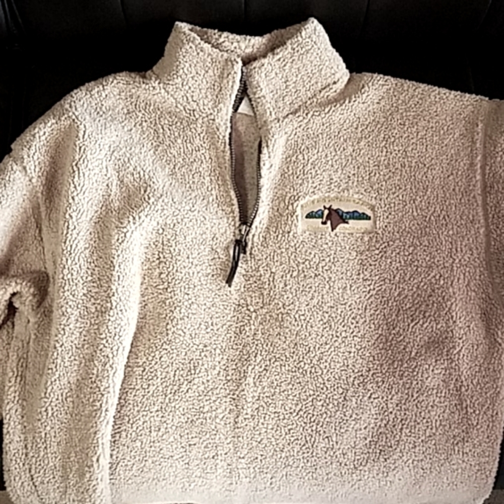 LA Loving Women's warm fleece pullover.